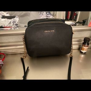 Black Michael kors crossbody!
